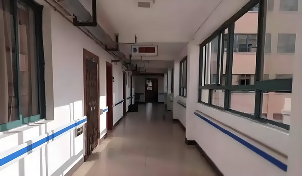姜文被困在一个什么东西里